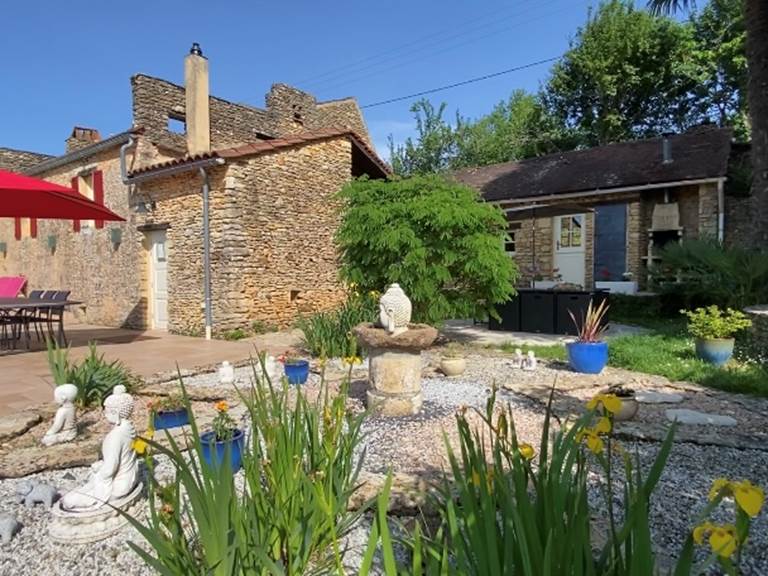 Jardin zen et entrée de la villa