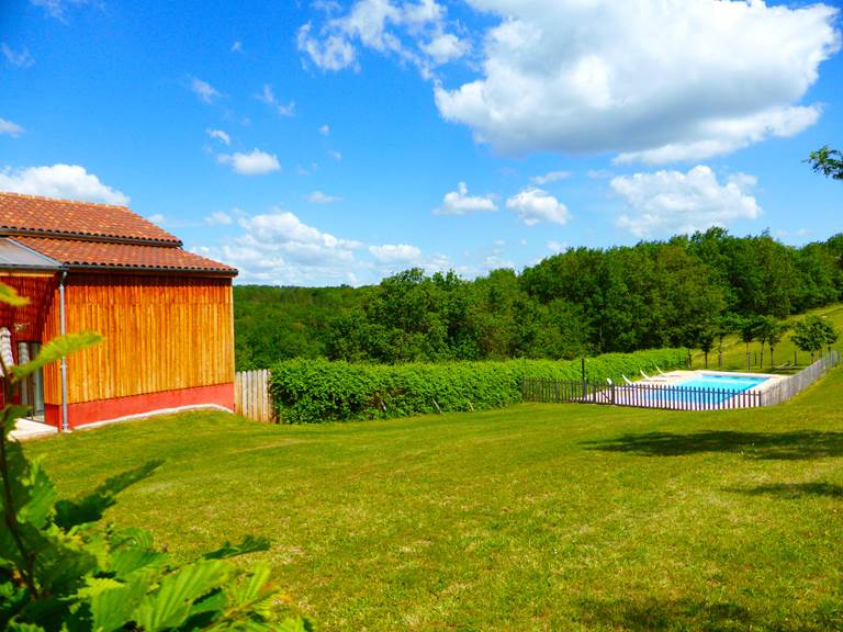 pelouse piscine clôturée en Dordogne