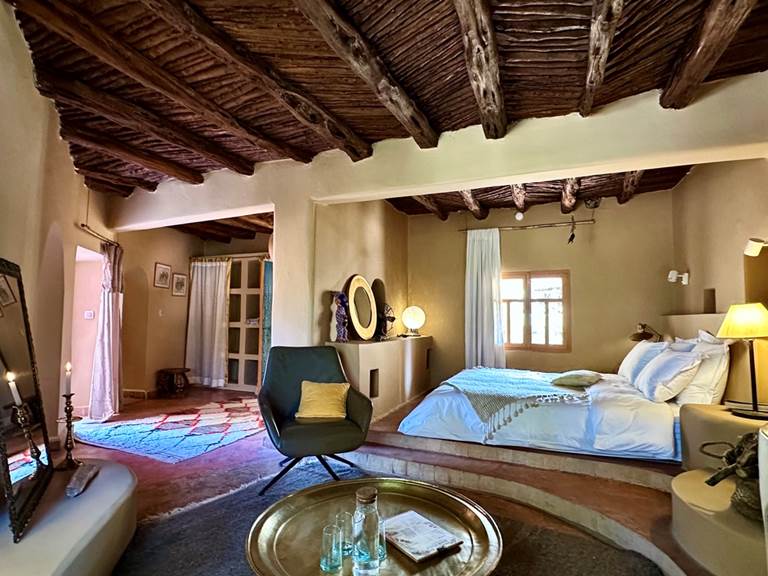 La chambre principale de le Suite Sahara fonctionne en open space avec le salon