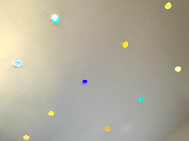 Dans la voute du plafond, des verres irakiens colorent la chambre toute la journée...