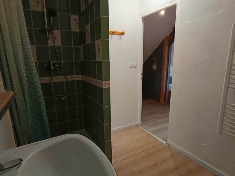 salle-de-douche-étage-gite-chaumiere