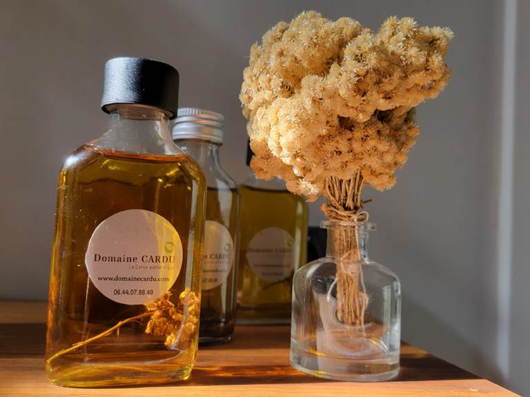 artisanat-corse-huile-immortelle-domaine-cardu.jpg