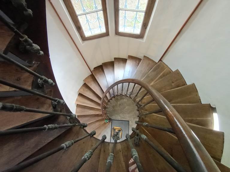 Escalier dans la tour du Manoir pour l'accès au gite le Rêve Royal