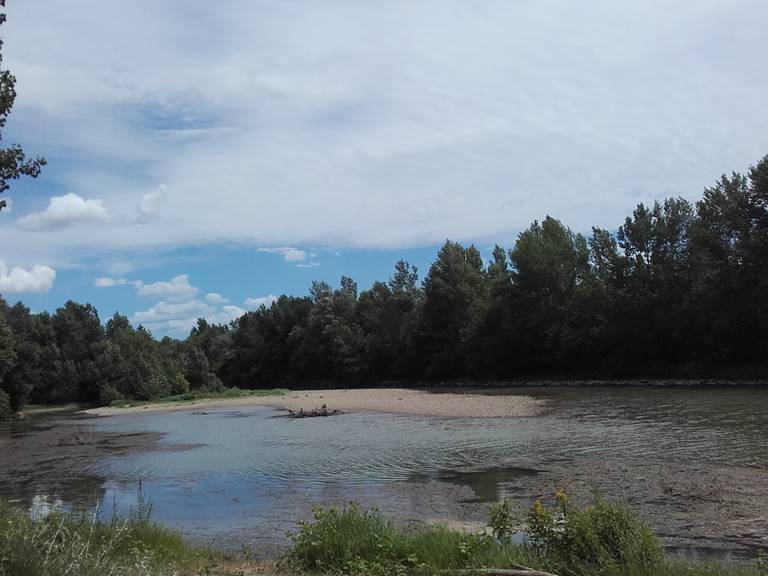 les bords de l'Aude à 5 mns à pied de la maison - idéal pour un pique-nique