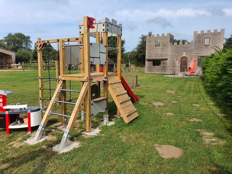Jeux extérieur avec château escalade , tobogan, balançoires et cheval a ressort,