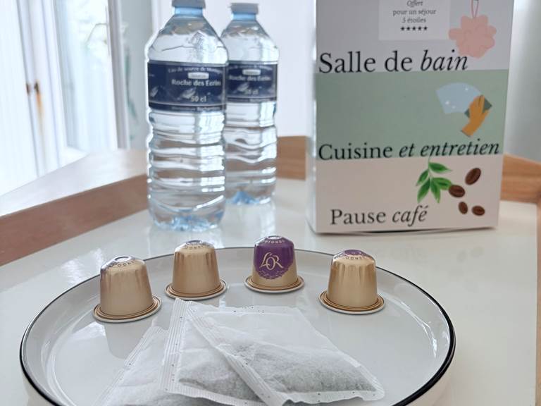 Bienvenue Maison Réthaise 2 – Séjour cosy et graphique Ambiance contemporaine dans un espace bien agencé, parfait pour savourer des moments de détente en centre-ville.