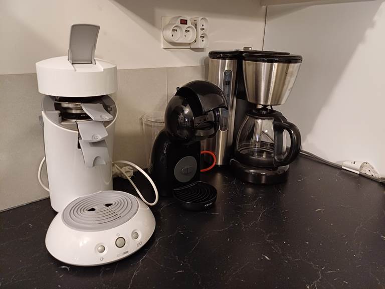 3 machines à café : classique (filtres N°4 fournis), Dolce Gusto et Senseo