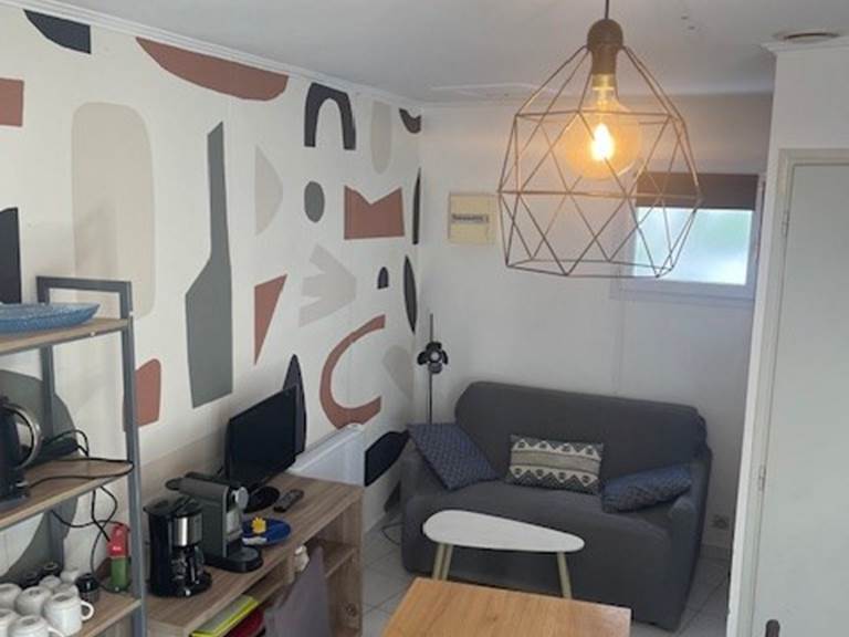 Maison Réthaise 2 – Séjour cosy et graphique Ambiance contemporaine dans un espace bien agencé, parfait pour savourer des moments de détente en centre-ville.