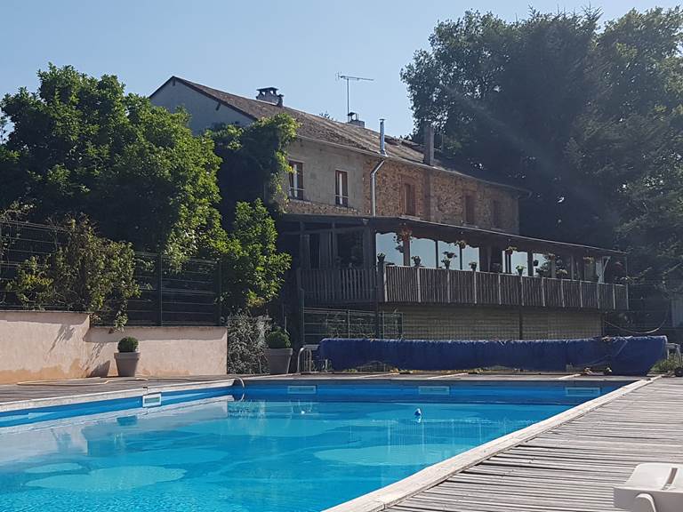 La Maison vue depuis la piscine du Ranch des Lacs