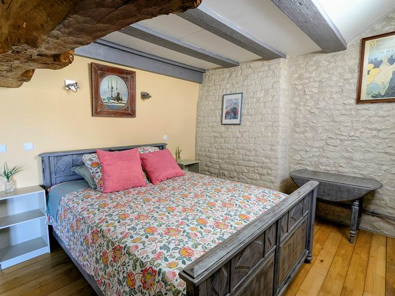 parental-suite-bed-tuffeau-stone-walls-cachette-jaulnay-gites-de-famille