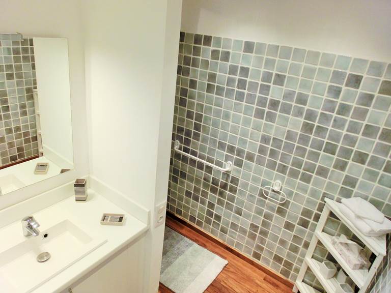 Salle de bain chambre double Capélan en rez de jardin à Bandol dans le Var