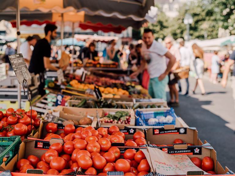 Tous les jeudi matin, même en hiver, le marché de Dinan (accessible à pied ou en bus gratuit)