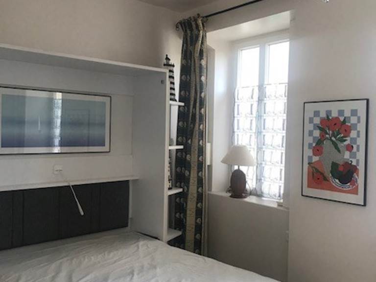 Lit escamotable haut de gamme – Confort maximal Vivez la journée dans un salon, dormez la nuit dans un vrai lit double confortable, le tout dans un cadre soigné et apaisant.