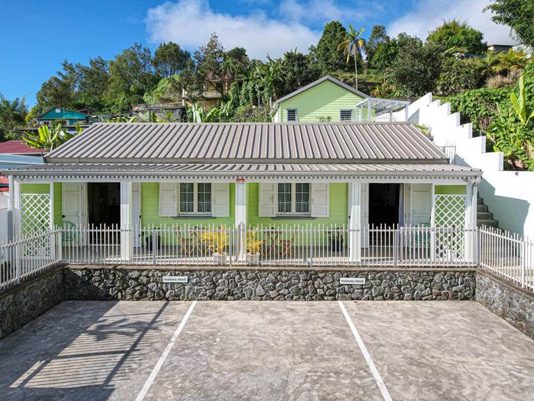 Façade principale de l’appartement chouchou à Hell-Bourg, avec parking privé sécurisé au cœur de Salazie, La Réunion.