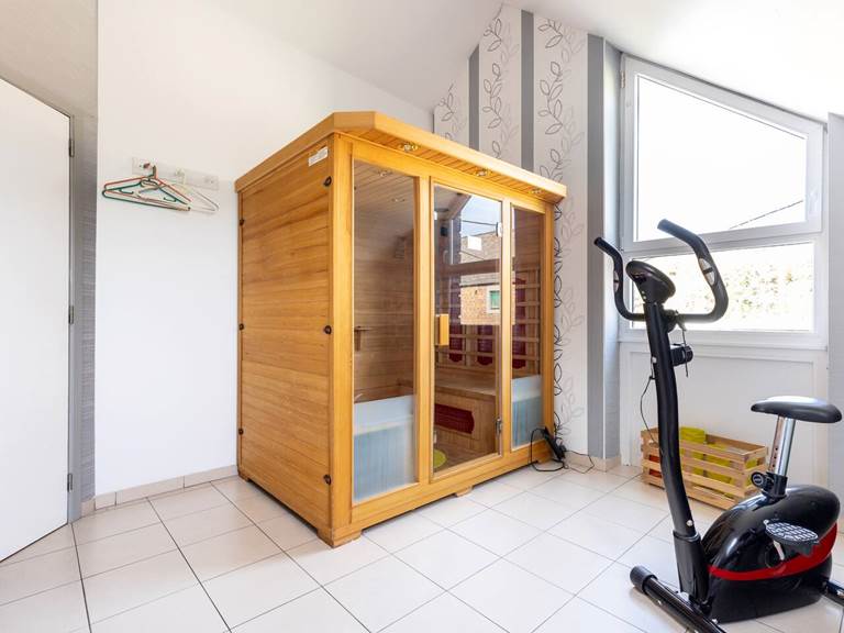 Sauna infra rouge pour 4 personnes - vélo d'appartement dans une pièce du second étage