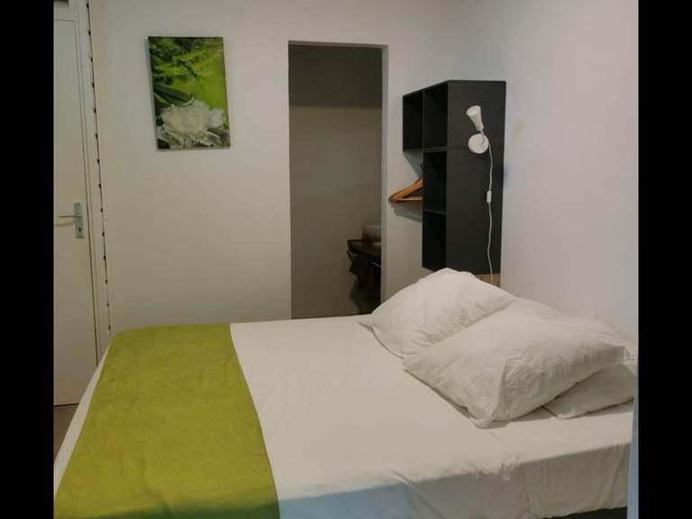 le-secret-d-alpinia-chambre-lit-queen