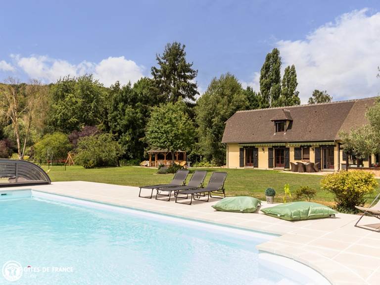 Vue sur les chambres d'hôtes depuis la piscine
