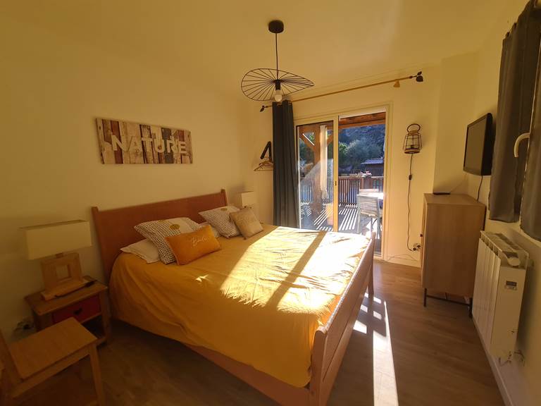 la chambre avec un grand lit en 160cm