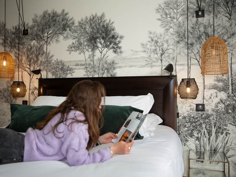 Chambre lumineuse avec vue sur le parc