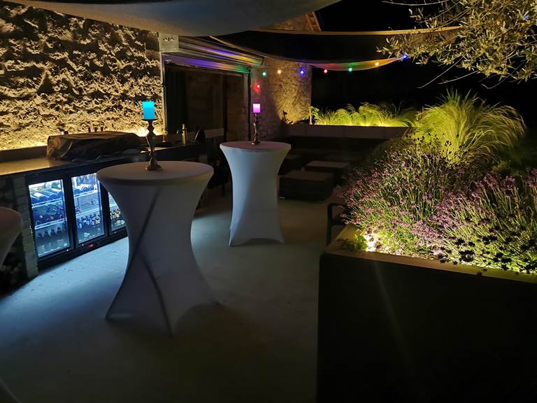 Terrasse aménagée avec frigo bar, plancha, slon de jardin