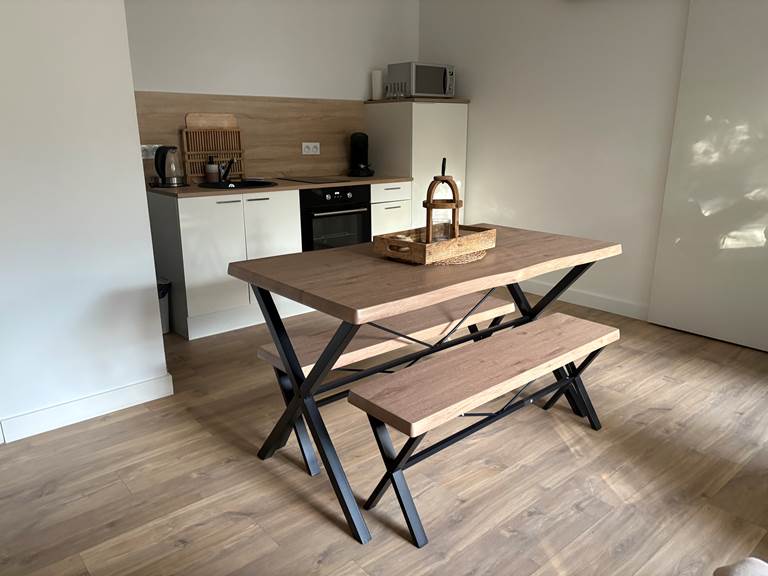 cuisine-ouverte-coin-repas-gite-le-lijaly-bournezeau-vendee-famille-vacances-nature.jpg
