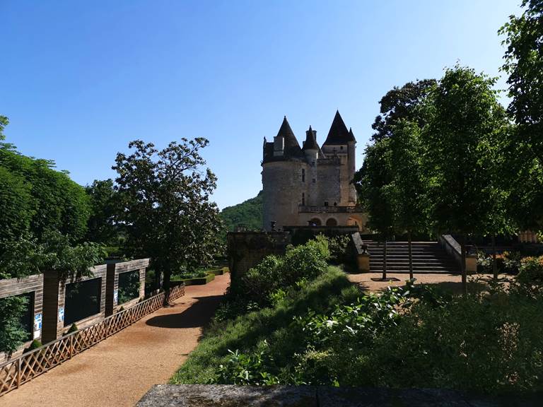 DOMAINE DU CHAMP DE L'HOSTE - maison d'hôtes à Larzac 24170 - domaine du champ de l'Hoste - piscine - Dordogne - location gîte - location maison de vacances - chateau - les chateau de Millande -