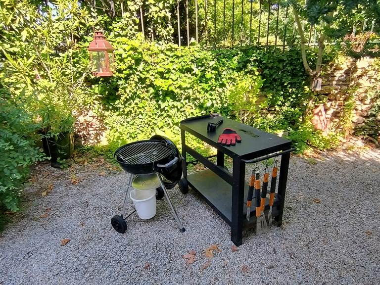 16 bis-gite-hotel-marssac-jardin-privatif-barbecue weber