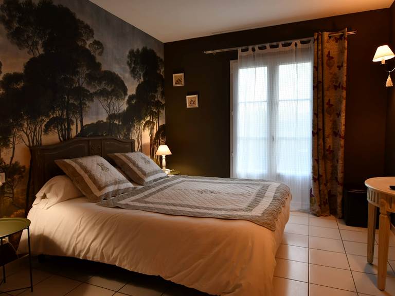 La chambre ouvre sur le charme et la quiétude du jardin au Mas des Bories