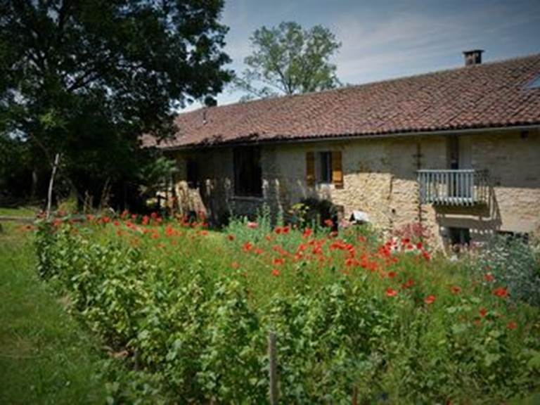 Le grand jardin de ce gîte jurassien