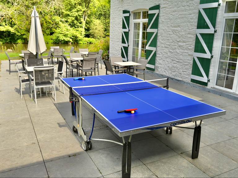 Op het terras staat een pingpongtafel, klaar voor vriendschappelijke duels
