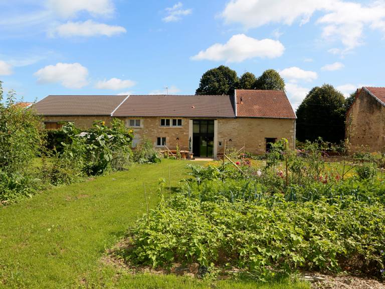 Le gîte Grain d'Orge et Cornouiller, vu du potager