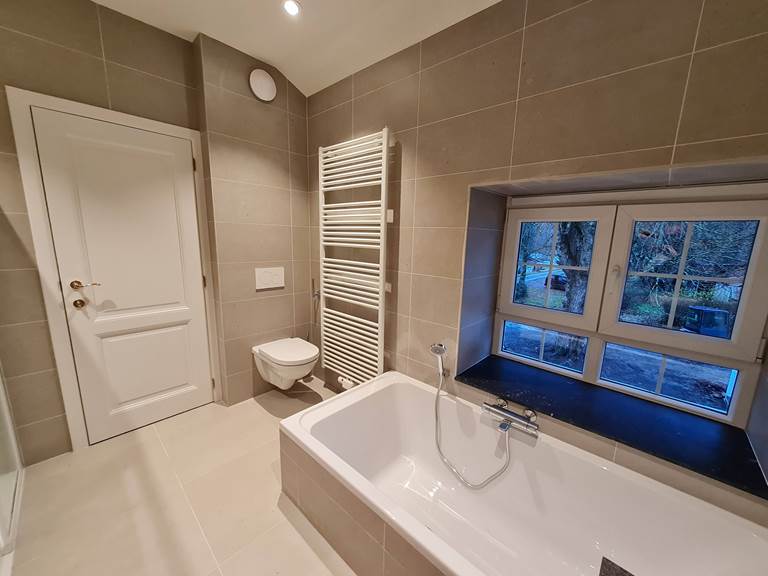 Elke kamer heeft een moderne privébadkamer voor optimaal comfort