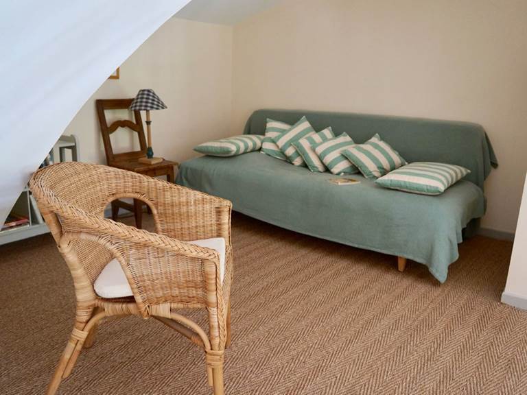 Un des lits simple sur la mezzanine de la chambre d'hôtes Verveine à la Rougeanne, à Carcassonne, Canal du Midi en Pays Cathare