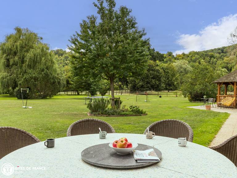 La terrasse des chambres d'hôtes et sa vue imprenable sur le parc