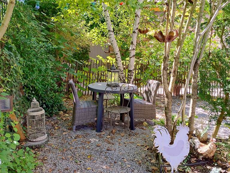 16-bis-gite-hotel-marssac-jardin-table-chaises