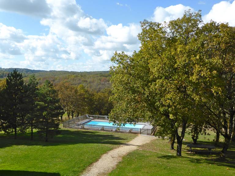 Vue  piscine et campagne de la maison La Bergerie