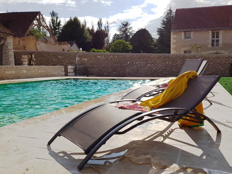 La Piscine du Domaine des Cyclamens_les eaux bleues et le tuffeau