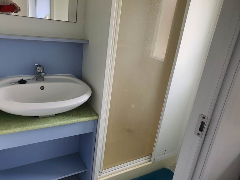 salle de bain avec douche