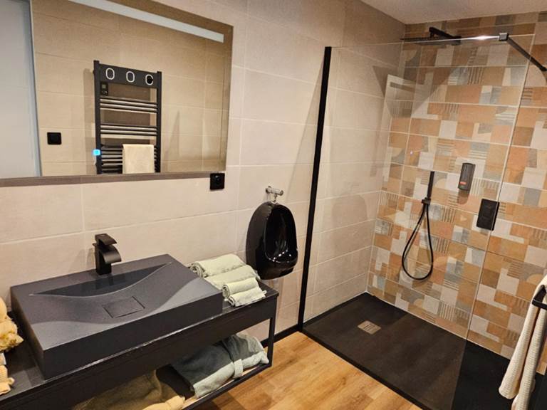 Salle de bain gay Dean proche de Bayonne, Biarritz et des plages de Ondres et Capbreton.