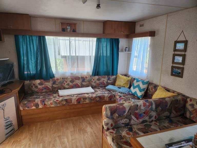 coin salon avec canapé convivial MOBIL-HOME DE PROPRIETAIRE 38