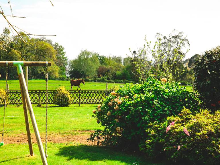 Côté Sud : Jardin clôturé avec vue sur les chevaux