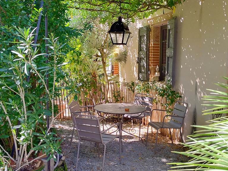 16-bis-gite-hotel-marssac-jardin-repas