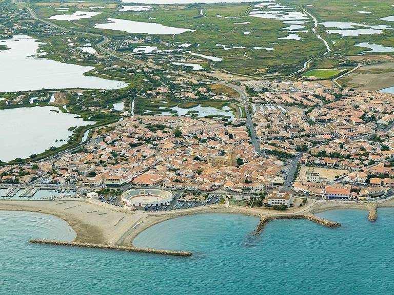 Vue_aériene_des_Saintes_Maries_de_la_Mer