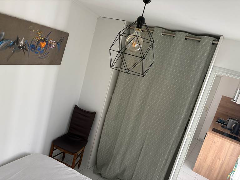 Maison Réthaise 2 – Chambre calme au style épuré Un cadre serein et lumineux, pensé pour le confort et la simplicité, dans une maison pleine de charme au centre de La Flotte.