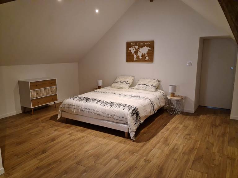 gite-le-lijaly-chambre-poutres-apparentes-lit-double.jpg