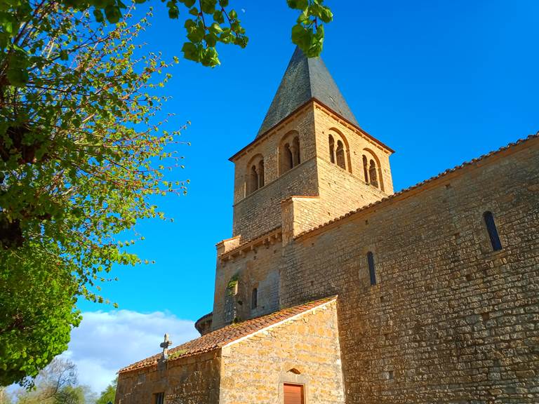 L'église romane clunisienne du village est classée aux monuments historiques