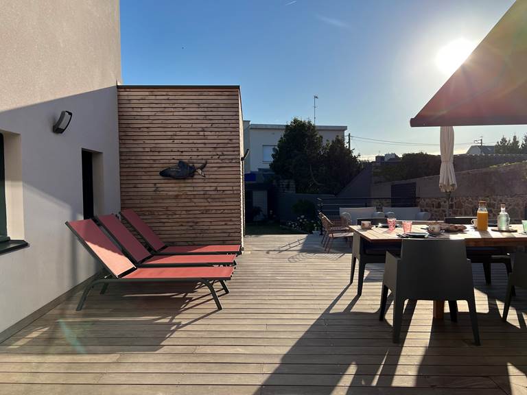 Chaises longues sur la terrasse