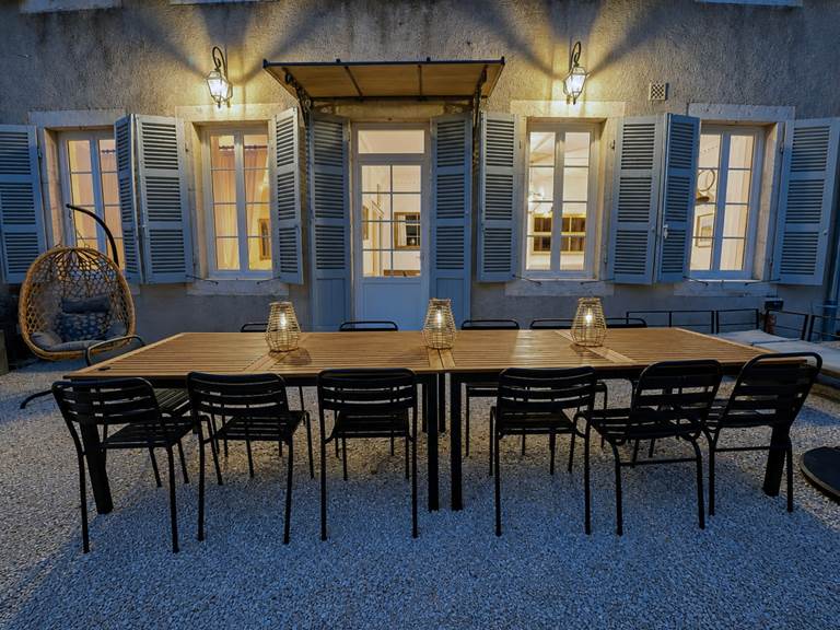 Terrasse du Manoir du Colombier à la tombée de la nuit