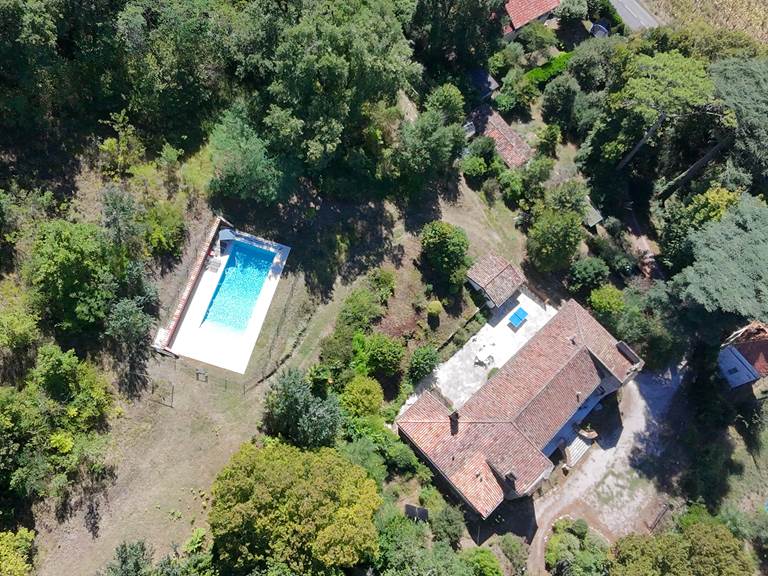 vue-aerienne-maison-piscine-domaine-salamandre-lauzerte-quercy-blanc