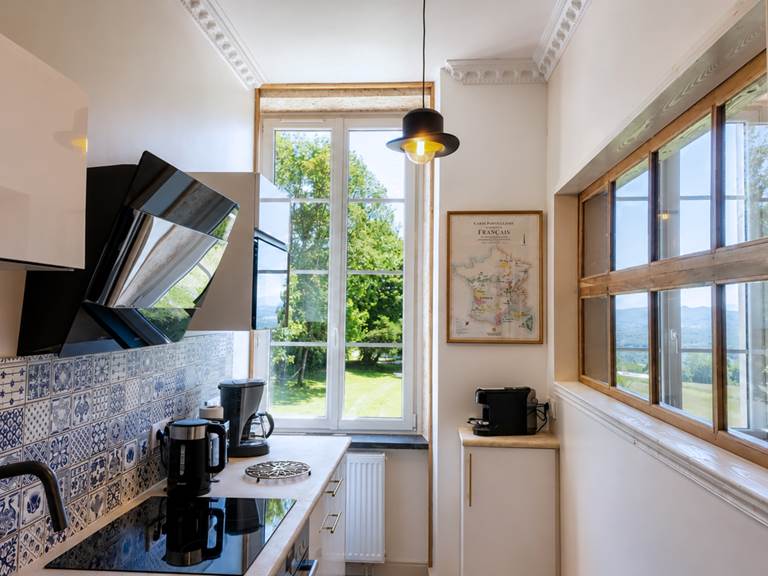 Cuisine équipée avec vue sur le Bugey – Manoir du Colombier